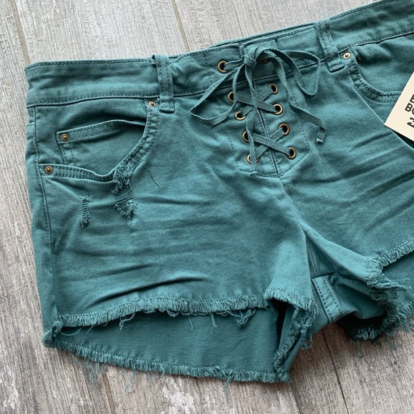 🔥🔥BILLABONG - LITE HEARTED DENIM SHORT🔥🔥 - Picture 3 of 4